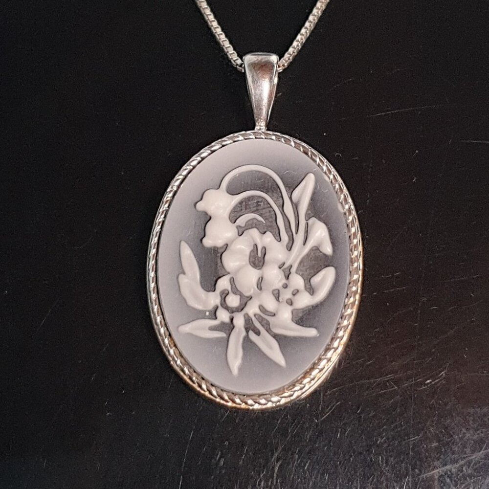 Elegant Vintage Sterling Silver Daffodil Flower Cameo Pendant Necklace